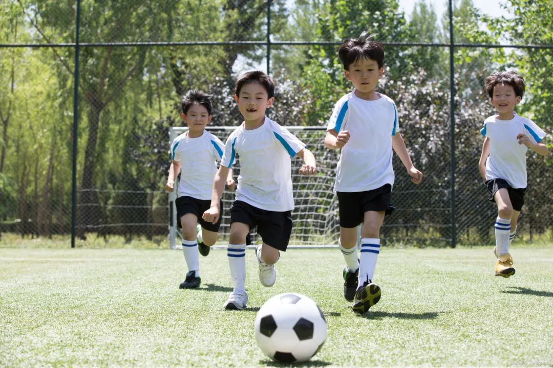 让孩子踢足球的五大好处：从身体健康到性格