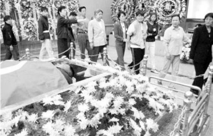 退役举重冠军都有谁_举重冠军退役后工作是什么_退役举重冠军工作后是干什么的