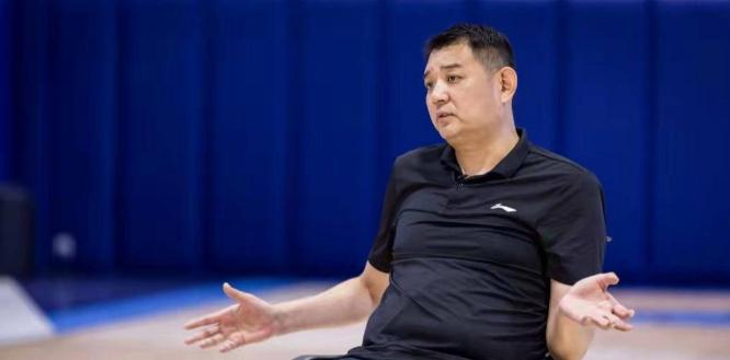 巩晓彬打篮球技巧_篮球打法视频_篮球如何打