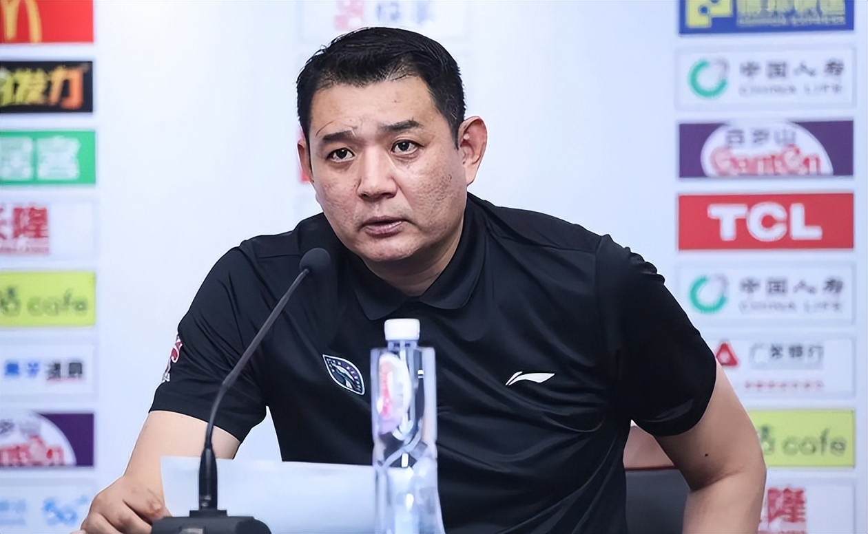 巩晓彬打篮球技巧_篮球打法视频教程_篮球教练巩晓彬简历