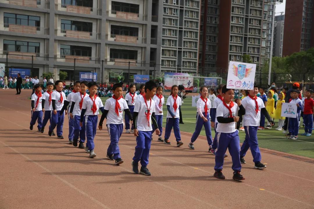 小学生足球规则小常识视频_小学足球比赛规则简洁_足球规则小学生