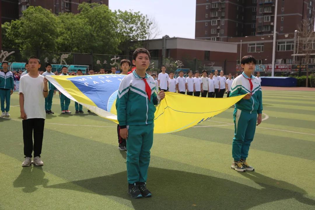 小学生足球规则小常识视频_足球规则小学生_小学足球比赛规则简洁